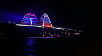 Новости » Общество: Крымский мост оснастили модернизированной художественной подсветкой