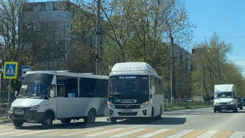 Новости » Криминал и ЧП: На остановке в Керчи столкнулись  автобус и маршрутка