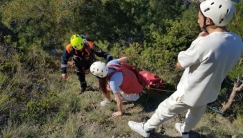 В Крыму туристка застряла на скале
