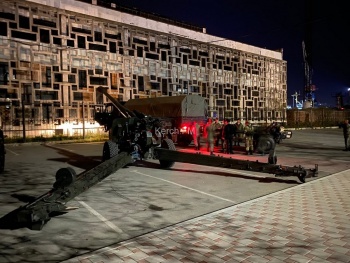 Новости » Общество: На морвокзал в Керчи завезли военную технику