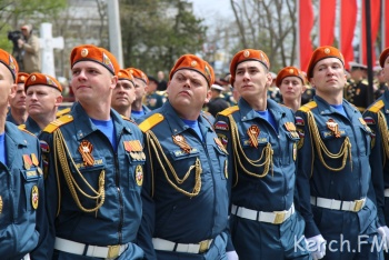Новости » Общество: В Керчи прошел военный парад (фото)