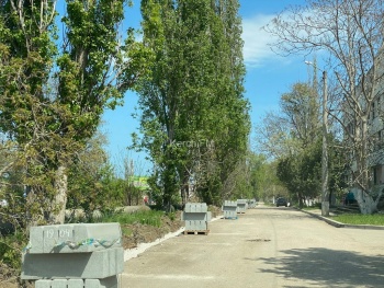 В Керчи начали ремонт дороги к медколледжу