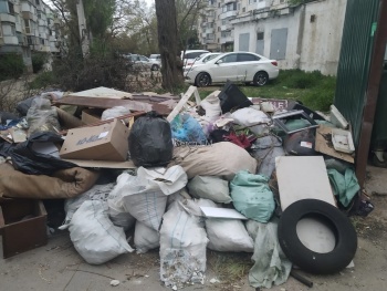 Новости » Общество: Свалки мусора с двух сторон окружают жилой дом в Керчи