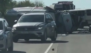 Новости » Криминал и ЧП: В Крыму перевернулся автомобиль скорой помощи