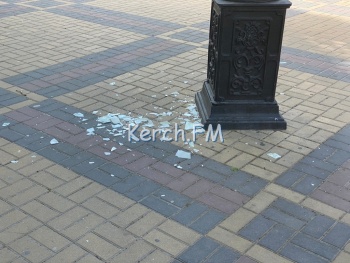 Новости » Общество: Ветер снес и разбил плафон на фонарном столбе в Керчи