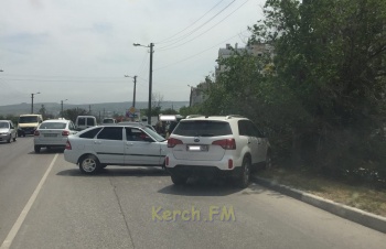 Новости » Криминал и ЧП: На Индустриальном шоссе в Керчи произошло ДТП