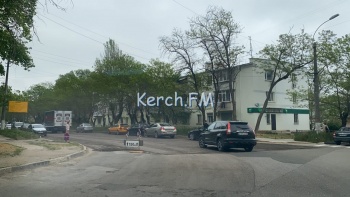 Новости » Общество: На Ульяновых в Керчи сняли старый асфальт