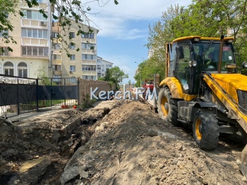 Новости » Общество: На Рыбаков в Керчи продолжаются работы по замене труб теплосети