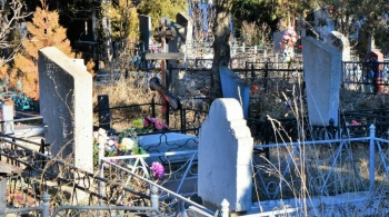 Два крымчанина попались на краже могильных оград