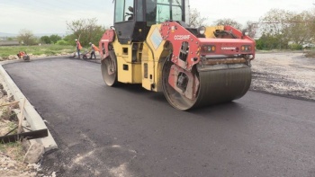 Новости » Общество: В Аджимушкае приступили к асфальтировке улицы Семьи Данченко