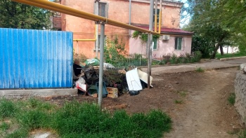 Новости » Общество: Керчане переживают, что свалка мусора под газовой трубой загорится