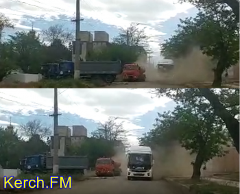 Новости » Общество: Пыль в результате чистки от грязи могла привести к ДТП в Керчи