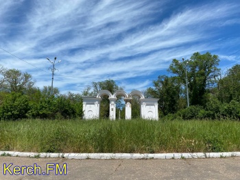 Новости » Общество: Арки в керченском Приморском парке любят стабильность: они продолжают обсыпаться