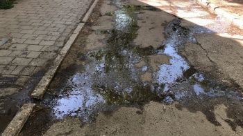 Новости » Коммуналка: Канализация речкой течет у жилых домов по Орджоникидзе