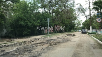 Новости » Общество: Керчане ждут, когда зароют «противотанковые рвы» на дороге после реконструкции сетей