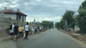 Новости » Общество: На Ульяновых из-за ремонта дороги школьники ходят по проезжей части