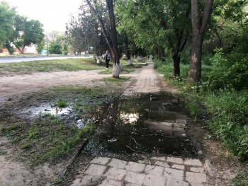 Новости » Общество: Керчане предложили в вечное озеро на тротуаре по Орджоникидзе запустить рыб