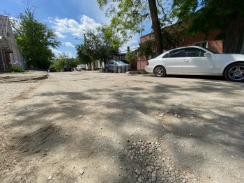 Новости » Общество: Приезжих автомобилистов навигатор ведет на Набережную по разбитым дорогам