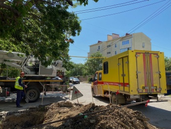 Новости » Общество: Керчан просят объезжать улицу Рыбаков из-за скопления там спецтехники