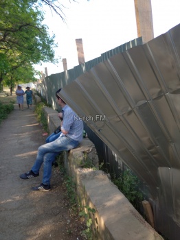 Новости » Общество: В Аршинцево вновь разломали забор, закрывающий противооползневые работы