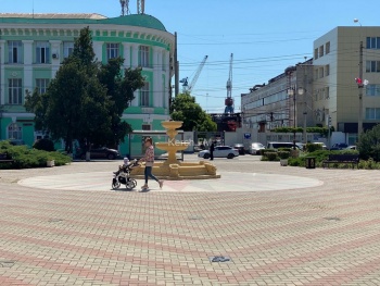 Новости » Общество: В Керчи около здания администрации до сих пор не работает фонтан