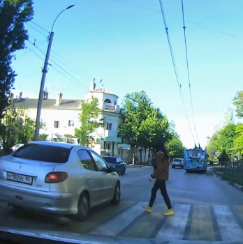 Новости » Общество: Водитель чуть не сбил девушку на пешеходном переходе в Керчи