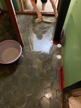 Новости » Общество: Последствия дождя на Будённого, 15: затопило два этажа, дымилась проводка