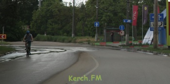 Новости » Коммуналка: Керчане сообщают о двух потопах на улицах города