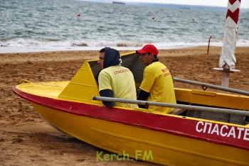 Новости » Общество: Первые выходные лета: на пляже в Керчи никого, или почти никого