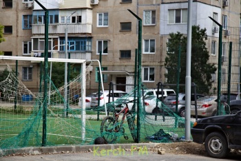 Новости » Общество: Мячом в лицо: в обновленных керченских дворах ставят аварийные спортплощадки