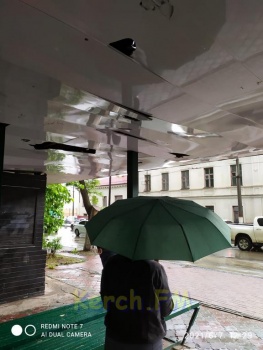Новости » Общество: Во время дождя на площади под остановкой работает бесплатный душ, - керчане