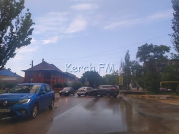 Новости » Криминал и ЧП: На Мирошника в Керчи произошла авария