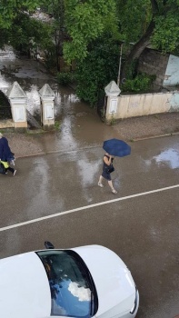 Новости » Общество: С отремонтированной дороги на Милицейском в Керчи дождевая вода идет во двор