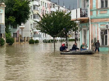 Керчане взяли лодки, чтобы помочь другим переправляться по улицам