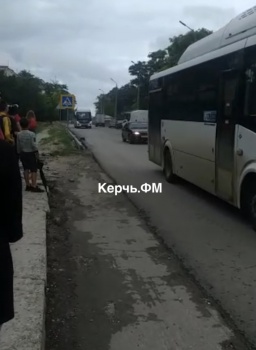 Керчане не могут уехать с остановок: общественный транспорт проезжает мимо
