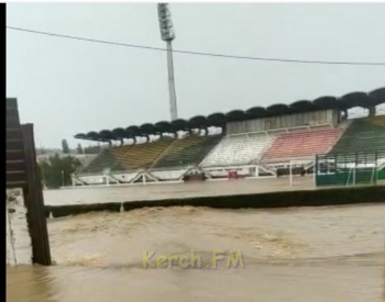 На стадионе в Керчи потоком воды вырвало ворота