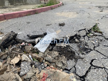 На Театральной потоком воды подняло асфальт