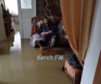 90-летняя керчанка находится в доме полном воды