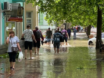 Новости » Общество: Уровень воды в Керчи упал в три раза