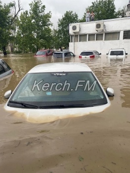 Новости » Общество: Страховые не выплатят компенсации владельцам утонувших машин в Керчи