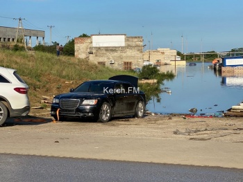 Керчане достают затопленные машины из воды