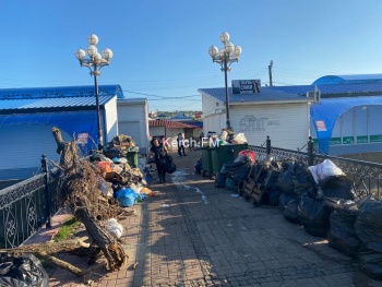 Горы мусора: предприниматели Керчи пытаются спасти свой товар