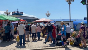 Новости » Общество: Предприниматели с овощами и фруктами вышли торговать на мост у рынка в Керчи