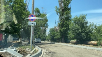 Новости » Общество: В Керчи продолжается ремонт дороги к медколледжу