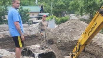 Новости » Общество: Спасатели выкапывают автомобили в Ялте после затопления  (фото)