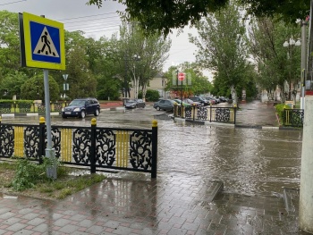 Новости » Общество: Милицейский переулок, Козлова и Пролетарскую завтра закроют для очистки после потопа