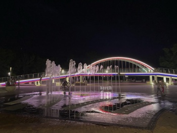 Новости » Общество: Арки копии Крымского моста в керченском комсомольском парке светятся польским флагом