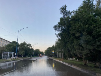 Новости » Общество: В Керчи на протяжении недели улицу Орджоникидзе заливает водой