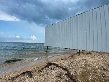 Новости » Общество: В Керчи появился новый забор препятствующий доступу к морю
