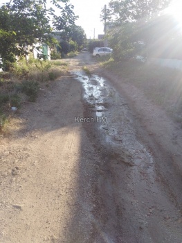 Новости » Общество: Керчане третий день страдают без воды из-за порыва в районе Партизанского